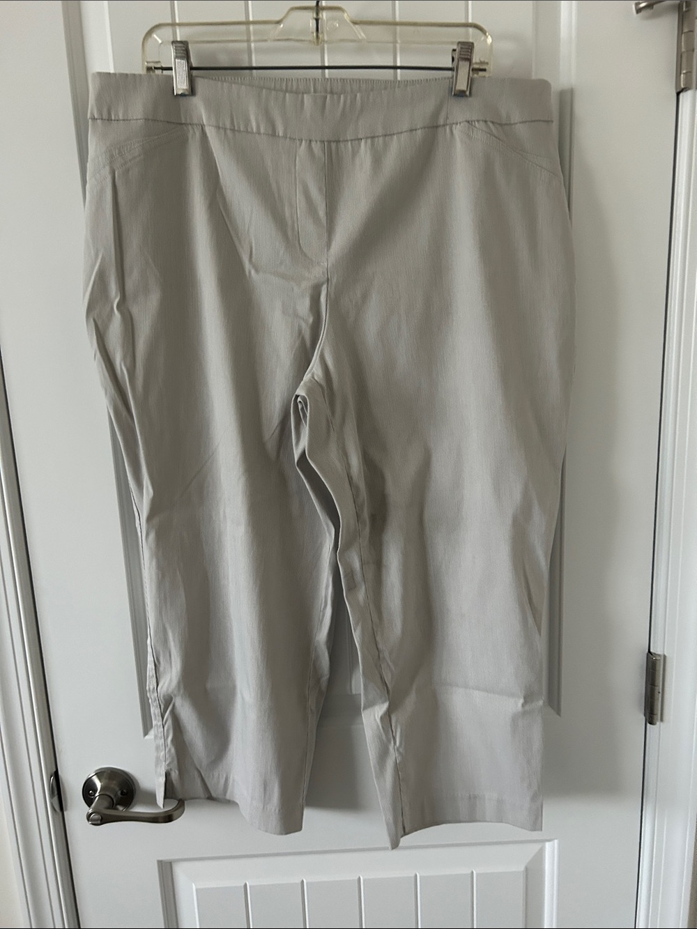 Light Gray Women’s Cropped Pull-On Pants
